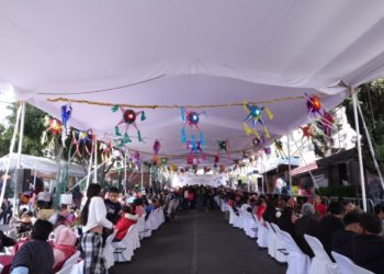 Brugada comparte almuerzo navideño con habitantes de Alvaro Obregón