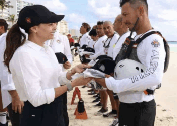 Cancún fortalece a su equipo de guardavidas con nueva dotación de uniformes