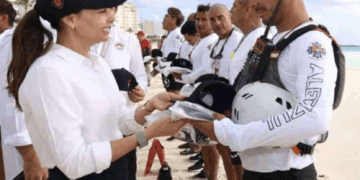 Cancún fortalece a su equipo de guardavidas con nueva dotación de uniformes