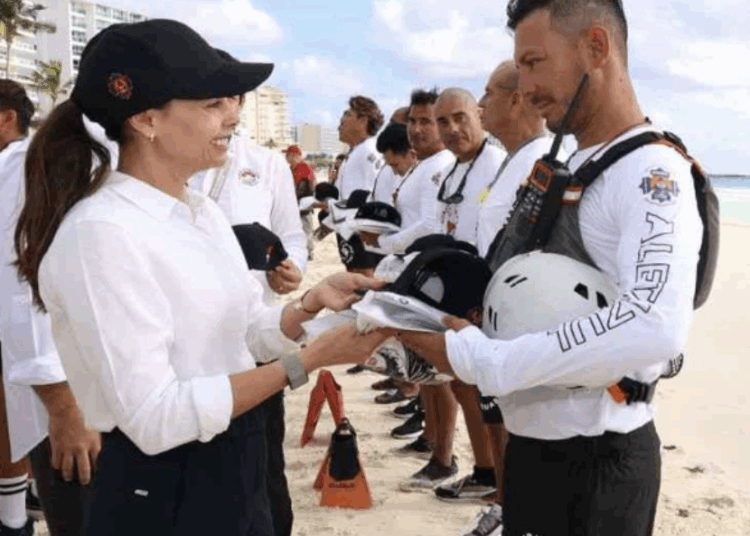 Cancún fortalece a su equipo de guardavidas con nueva dotación de uniformes