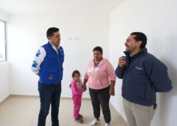 Leo Montañez entrega cuartos adicionales a familias del Oriente de la ciudad