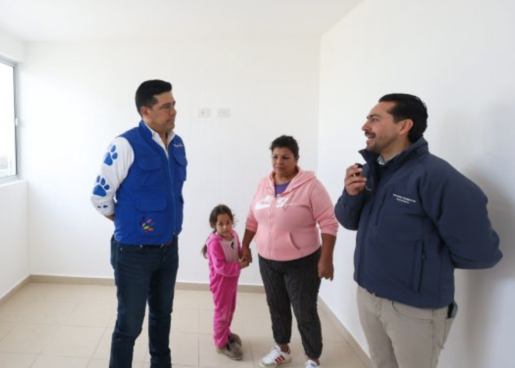 Leo Montañez entrega cuartos adicionales a familias del Oriente de la ciudad