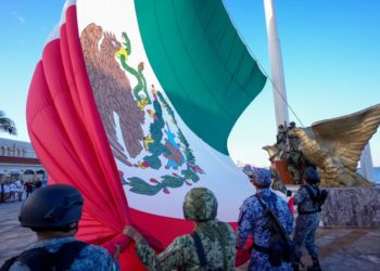 Ayuntamiento de Cozumel realiza primer izamiento de la Bandera Monumental del año