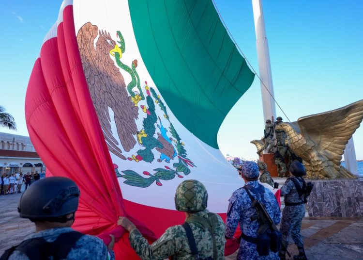 Ayuntamiento de Cozumel realiza primer izamiento de la Bandera Monumental del año