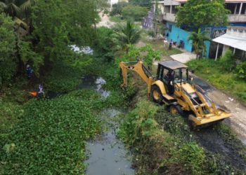Avanza desazolve de canales en Coatzacoalcos para prevenir inundaciones