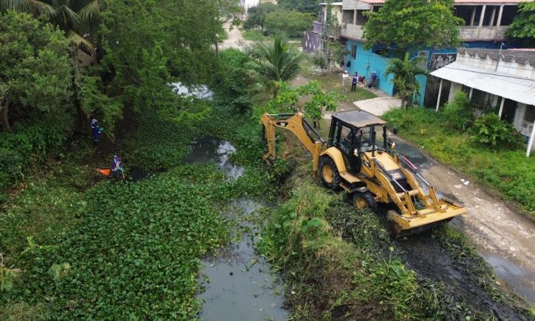 Avanza desazolve de canales en Coatzacoalcos para prevenir inundaciones