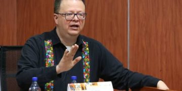 Felipe de la Mata presenta libro y plantea reforzar los derechos humanos y la representación política