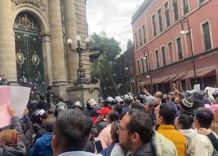 Regreso de diputado local de Morena genera tensión en Congreso Capitalino