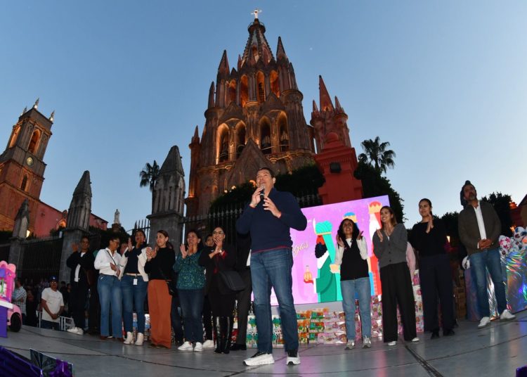 Reciben sus juguetes miles de niños de San Miguel de Allende