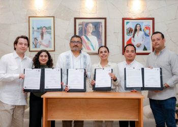 Firma Ana Paty Peralta convenio con el INSUS