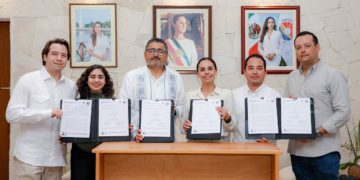 Firma Ana Paty Peralta convenio con el INSUS
