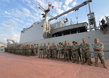 Arriba buque con personal de Infantería de Marina para reforzar la seguridad, en Puerto Vallarta, Jalisco