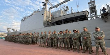 Arriba buque con personal de Infantería de Marina para reforzar la seguridad, en Puerto Vallarta, Jalisco
