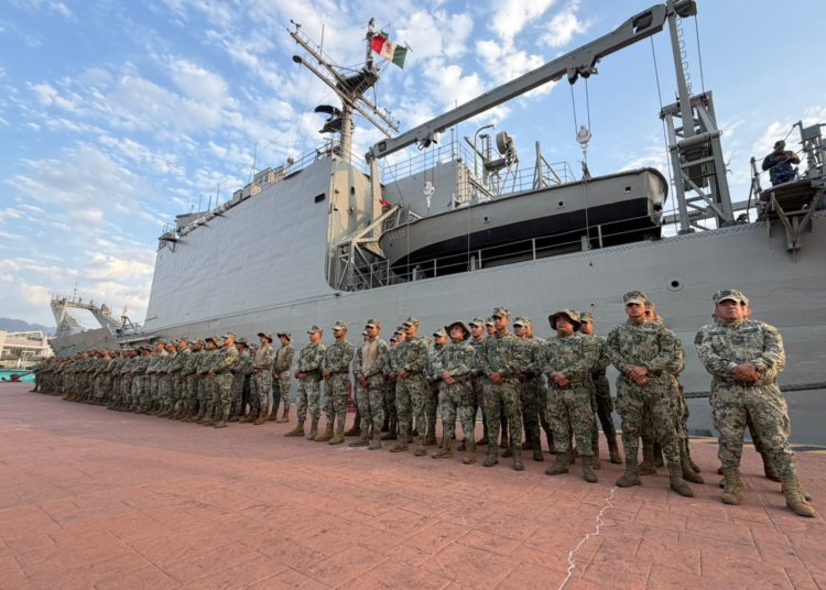 Arriba buque con personal de Infantería de Marina para reforzar la seguridad, en Puerto Vallarta, Jalisco
