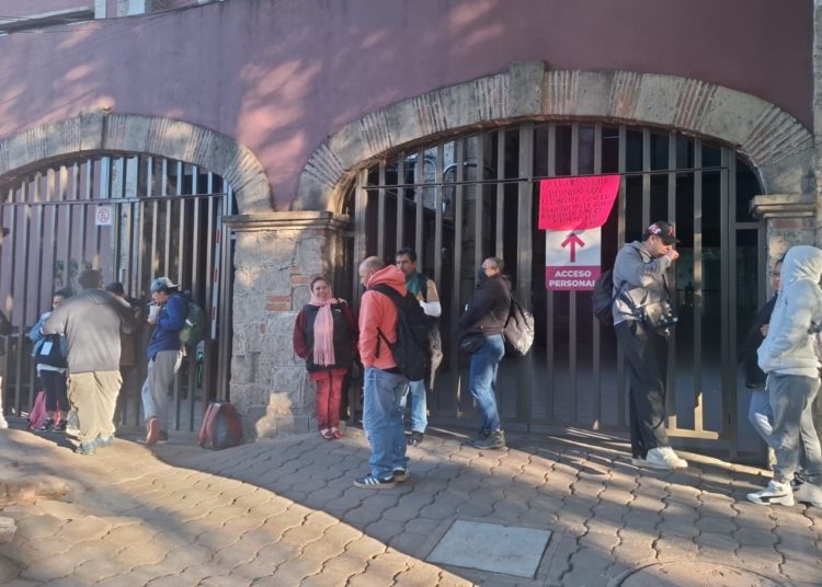 Reclamo de pago deriva en toma del INDAABIN por personal de limpieza