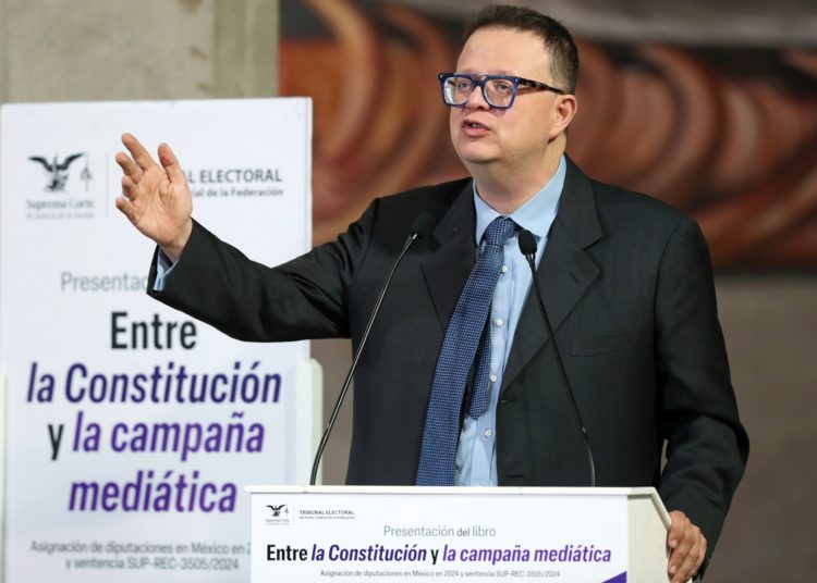 SCJN es sede de la presentación del libro Entre la Constitución y la campaña mediática