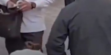 Captan momento en que colaboradores le limpian los zapatos a Hugo Aguilar