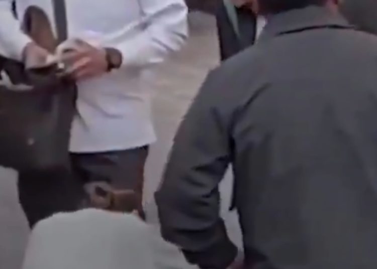 Captan momento en que colaboradores le limpian los zapatos a Hugo Aguilar