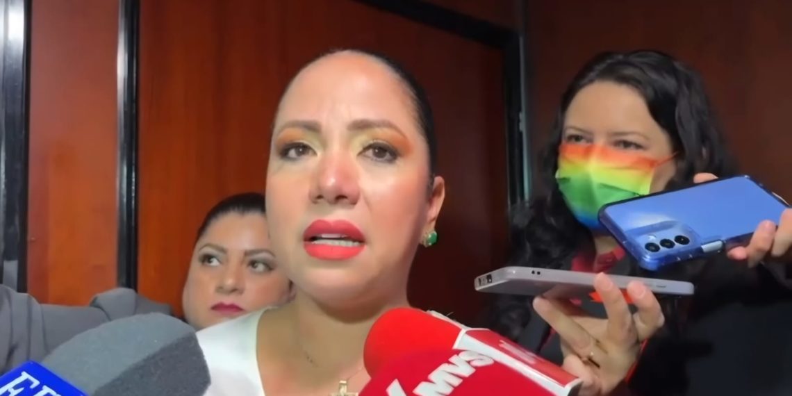 Senadora del PVEM, entre sollozos, explica como otras legisladoras la invitaron al salón de belleza dentro del recinto legislativo