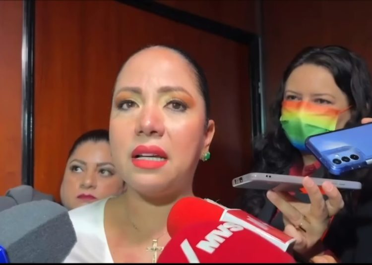 Senadora del PVEM, entre sollozos, explica como otras legisladoras la invitaron al salón de belleza dentro del recinto legislativo