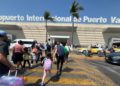 Estadounidenses abandonan Puerto Vallarta en aviones privados; violencia dispara evacuaciones