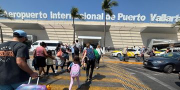 Estadounidenses abandonan Puerto Vallarta en aviones privados; violencia dispara evacuaciones