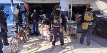 Caen tres personas en cateos en la Cuauhtémoc con ocho toneladas de autopartes y más de 100 dosis de droga