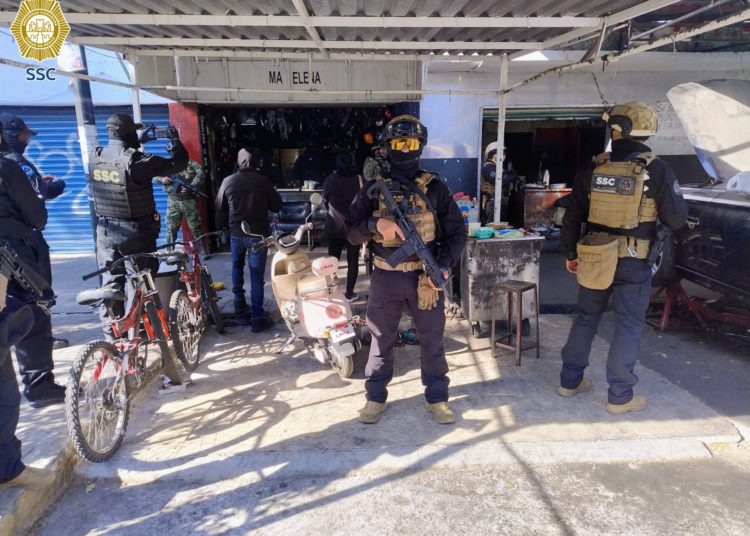 Caen tres personas en cateos en la Cuauhtémoc con ocho toneladas de autopartes y más de 100 dosis de droga