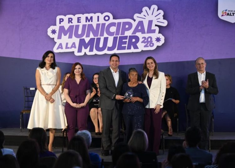 Reconocen Luly y Javier a mujeres destacadas de  Saltillo