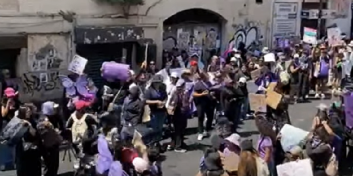 Arman quemas y destrozos afuera de Palacio de Gobierno en Cuernavaca en el marco del 8M