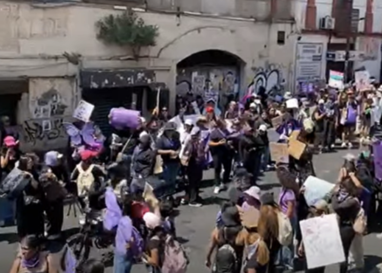 Arman quemas y destrozos afuera de Palacio de Gobierno en Cuernavaca en el marco del 8M