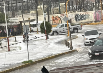 Granizada deja autos y pipa de doble tanque atorada en Tecámac, Estado de México