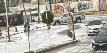 Granizada deja autos y pipa de doble tanque atorada en Tecámac, Estado de México