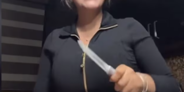 Con cuchillo en mano, alcaldesa de Soto la Marina, defiende el cobro ‘voluntario’ a la playa en Semana Santa