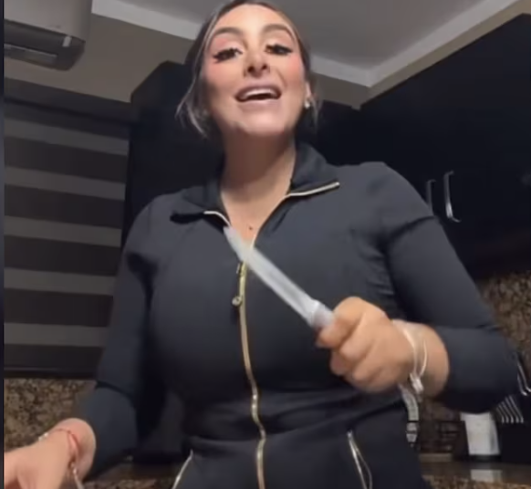 Con cuchillo en mano, alcaldesa de Soto la Marina, defiende el cobro ‘voluntario’ a la playa en Semana Santa