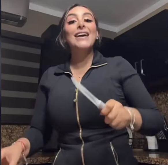 Con cuchillo en mano, alcaldesa de Soto la Marina, defiende el cobro ‘voluntario’ a la playa en Semana Santa