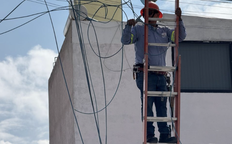 Impulsa Felifer Macías el retiro de cableado en desuso de las principales avenidas de la capital