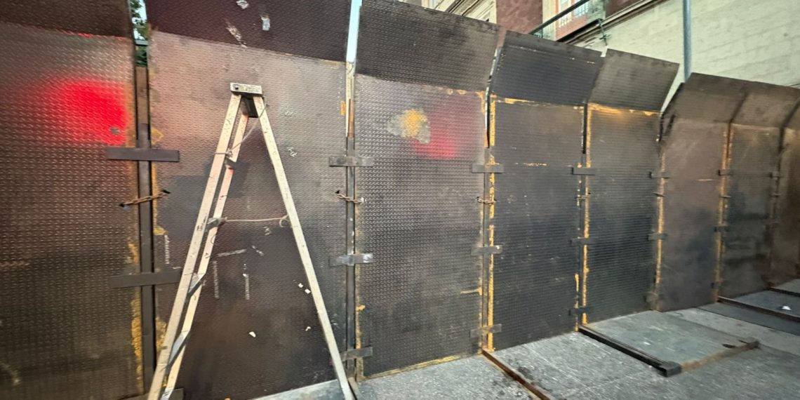 Instalan vallas en el Zócalo por movilización del 8M