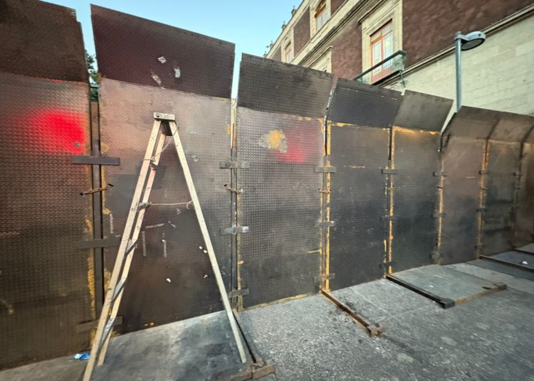 Instalan vallas en el Zócalo por movilización del 8M