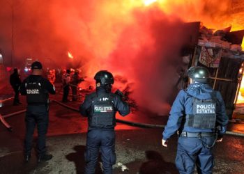 Incendio consume recicladora de PET en Valle de Chalco