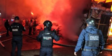 Incendio consume recicladora de PET en Valle de Chalco