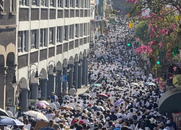 Marchan y vandalizan Palacio de Gobierno de Morelos en demanda de justicia para Kimberly