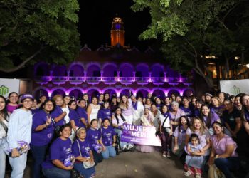 Iluminan de morado al Palacio Municipal de Mérida por el Día de la Mujer