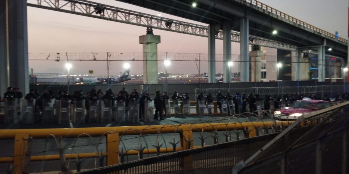 Policías resguardan el AICM ante protesta de taxistas, comienzan bloqueos