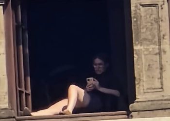 Admite Sheinbaum que una mujer sí tomó el sol desde una ventana de Palacio Nacional