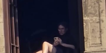 Admite Sheinbaum que una mujer sí tomó el sol desde una ventana de Palacio Nacional