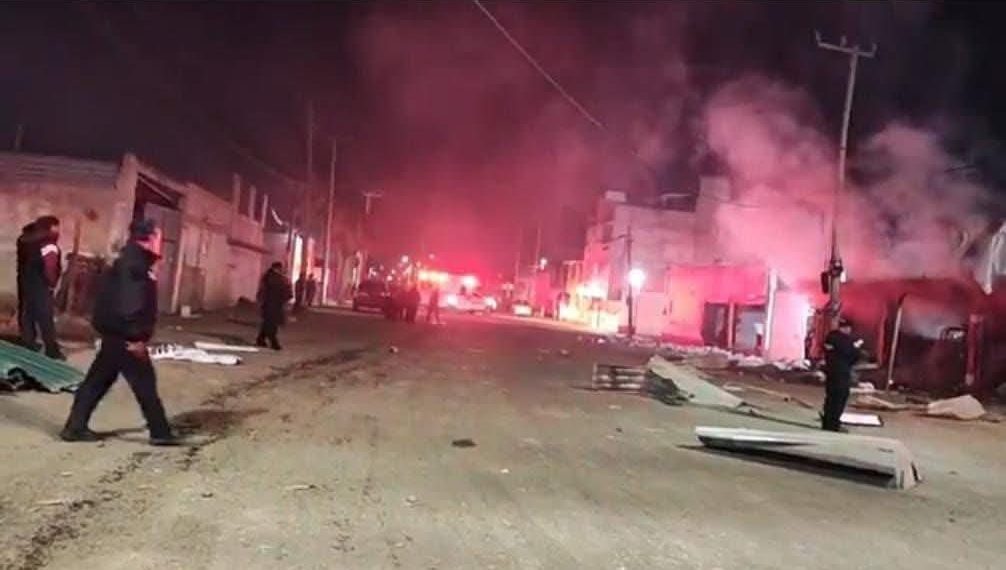 Descartan personas fallecidas por explosión de gasera en Chalco