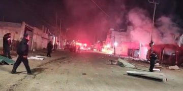 Descartan personas fallecidas por explosión de gasera en Chalco