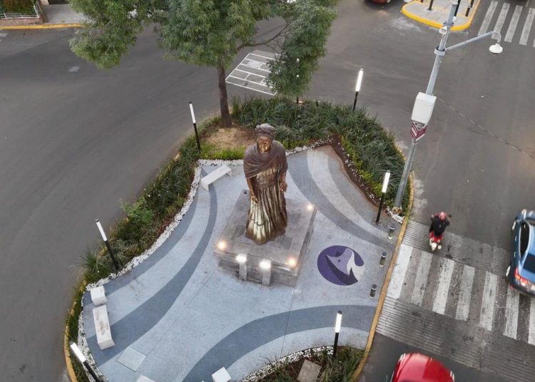 Alcaldía Coyoacán devela escultura gigante de Frida Kahlo