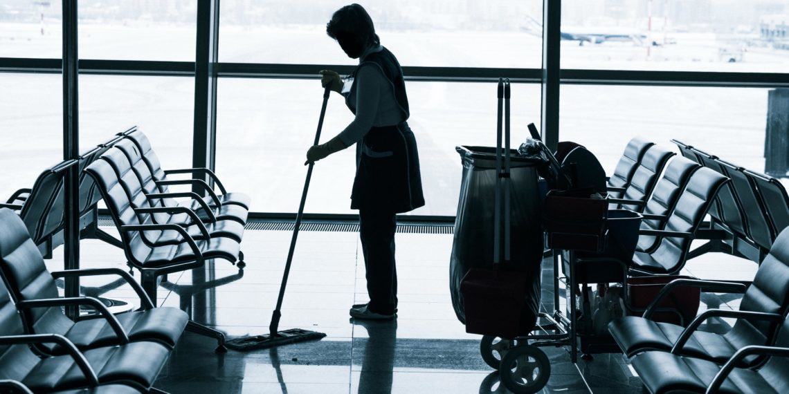 Señalan a ASA tras la imposición de candados a modo en servicio de limpieza